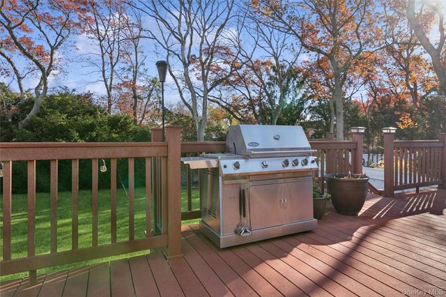 33 Broadway Avenue, Holtsville, NY 11742