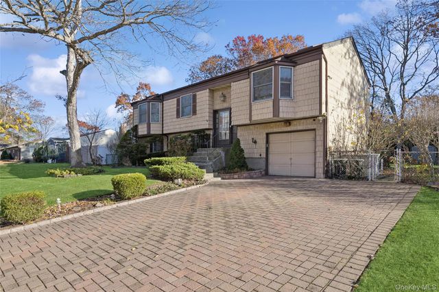 33 Broadway Avenue, Holtsville, NY 11742