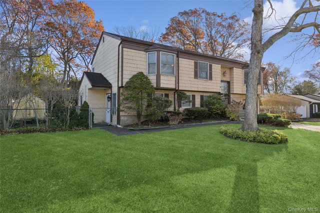 33 Broadway Avenue, Holtsville, NY 11742