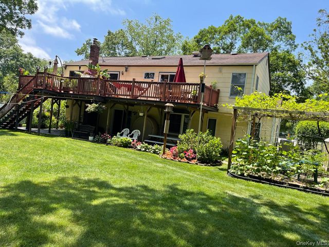 33 Broadway Avenue, Holtsville, NY 11742