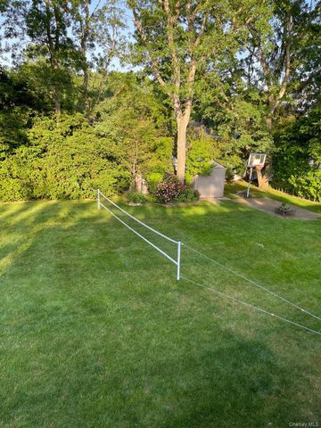 33 Broadway Avenue, Holtsville, NY 11742