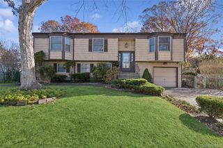 33 Broadway Avenue, Holtsville, NY 11742