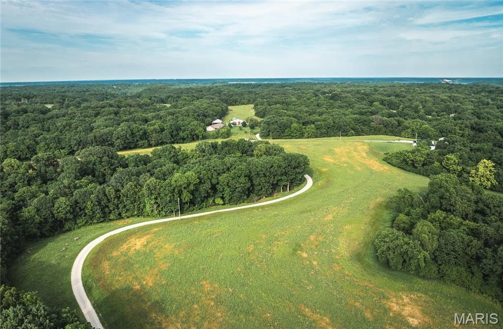 Image 63 of property listing at 90 Jug Hollow Road, Hardin, IL 62047