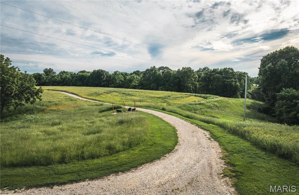 Image 66 of property listing at 90 Jug Hollow Road, Hardin, IL 62047