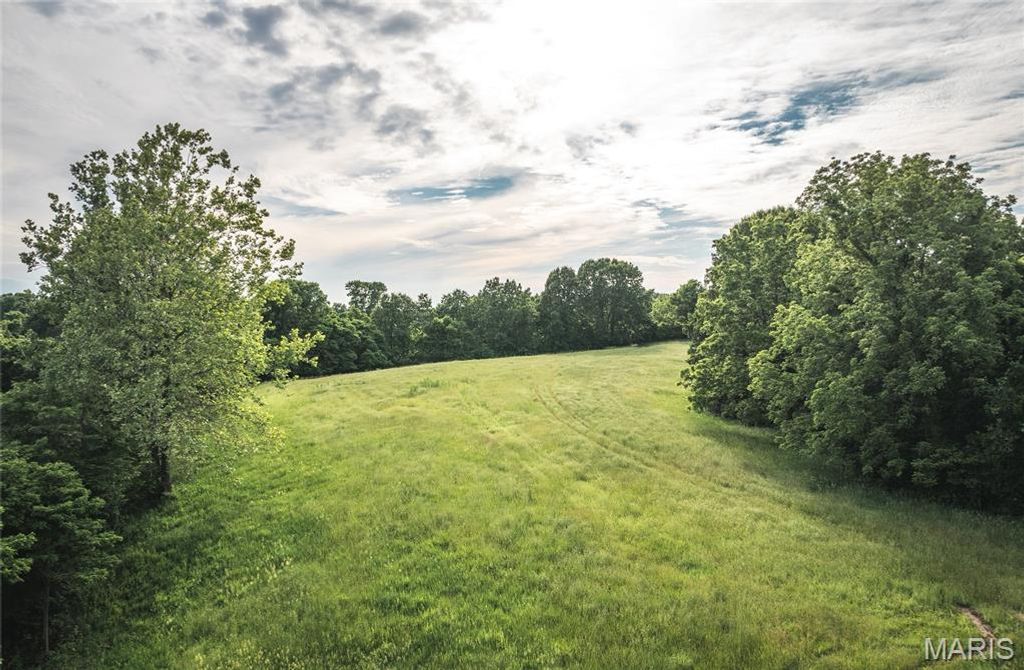 Image 67 of property listing at 90 Jug Hollow Road, Hardin, IL 62047