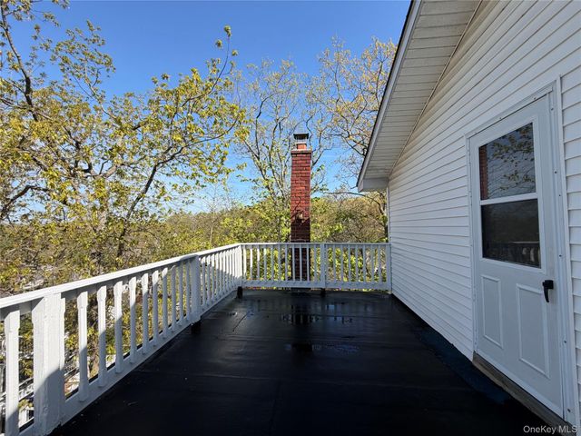 41 Potters Lane, Huntington, NY 11743