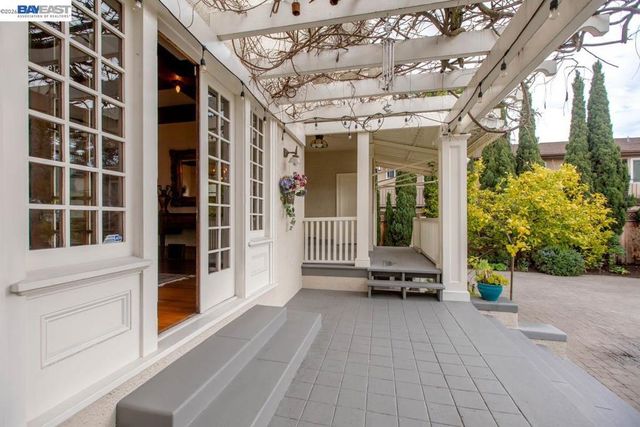 2056 Santa Clara Ave, Alameda, CA 94501