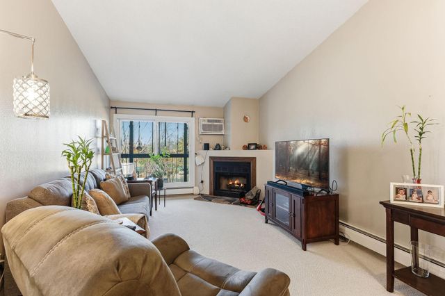 3850 Plymouth Boulevard 323, Plymouth, MN 55446