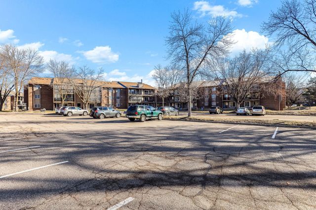 3850 Plymouth Boulevard 323, Plymouth, MN 55446