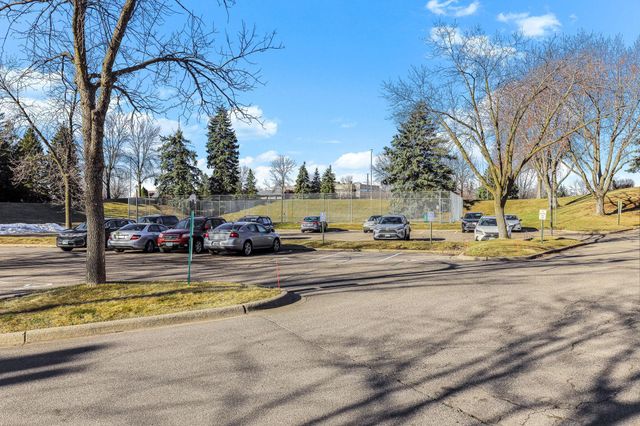 3850 Plymouth Boulevard 323, Plymouth, MN 55446