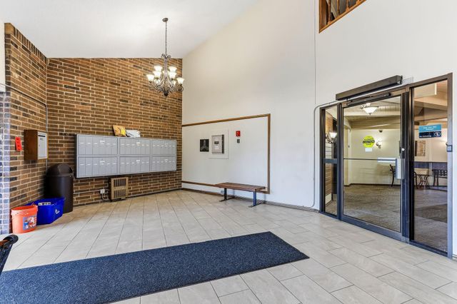 3850 Plymouth Boulevard 323, Plymouth, MN 55446