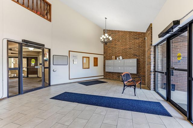 3850 Plymouth Boulevard 323, Plymouth, MN 55446