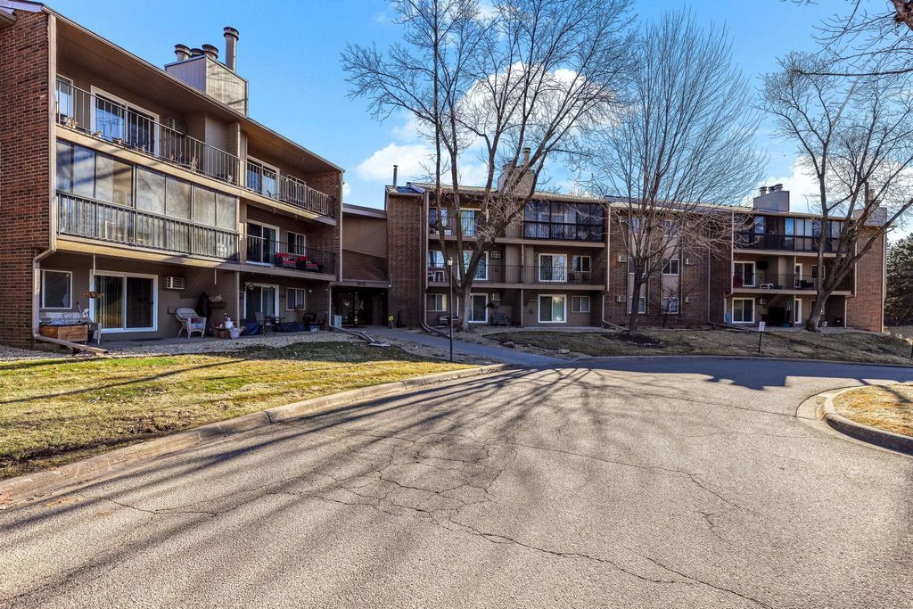 3850 Plymouth Boulevard 323, Plymouth, MN 55446