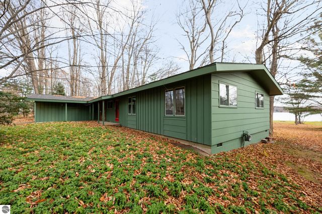 3763 East Shore Drive, Grawn, MI 49637