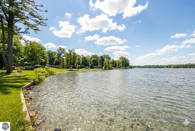 3763 East Shore Drive, Grawn, MI 49637