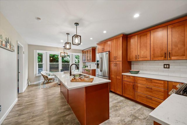 16 FAIRWOOD CT, Rockville, MD 20850