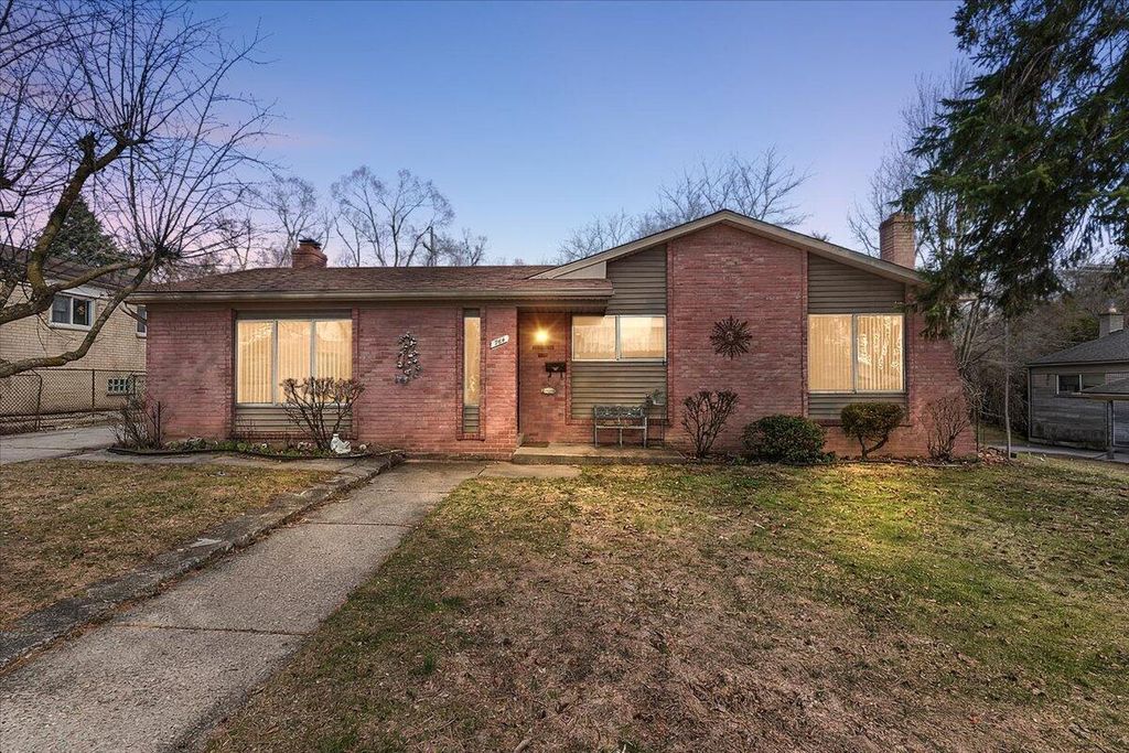 764 Manor Drive, Milford Vlg, MI 48381
