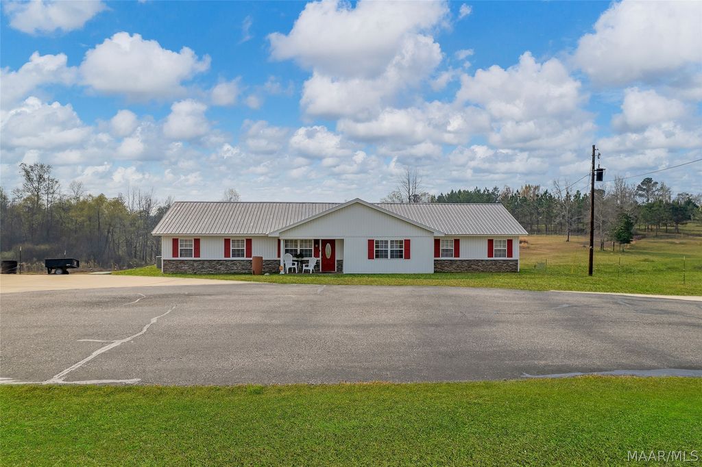 1031 Middle Road, Eclectic, AL 36024