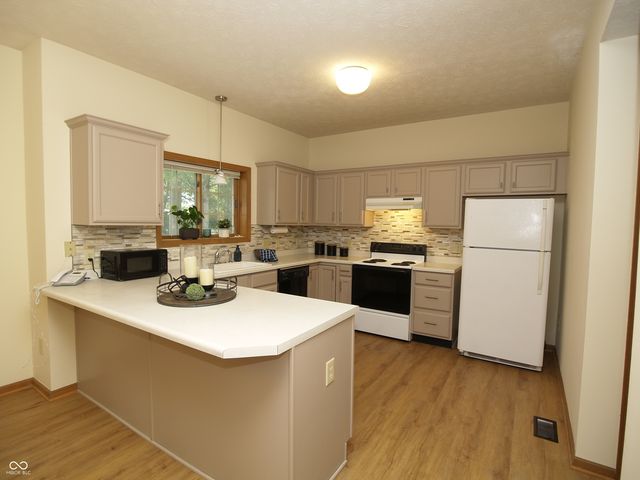 10350 Foxwood Drive W, Carmel, IN 46280