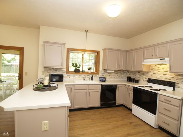 10350 Foxwood Drive W, Carmel, IN 46280