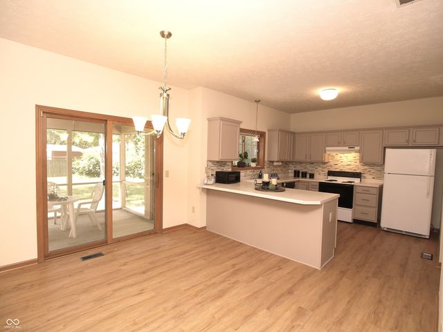 10350 Foxwood Drive W, Carmel, IN 46280