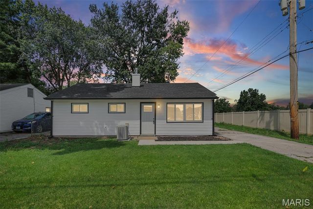 1009 Royal Heights Road, Belleville, IL 62226