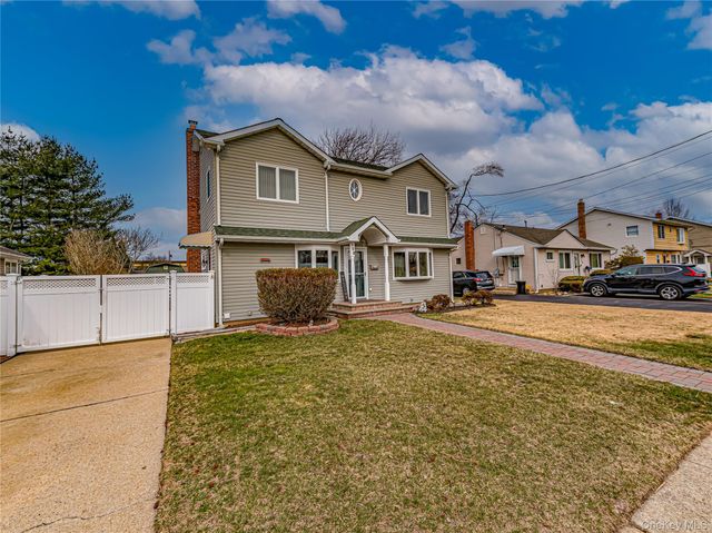 150 Park Lane, Massapequa, NY 11758