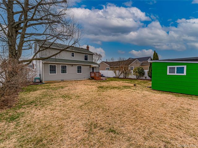 150 Park Lane, Massapequa, NY 11758