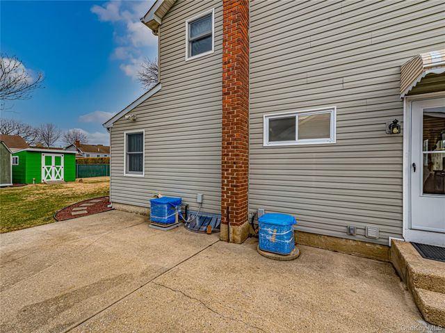 150 Park Lane, Massapequa, NY 11758
