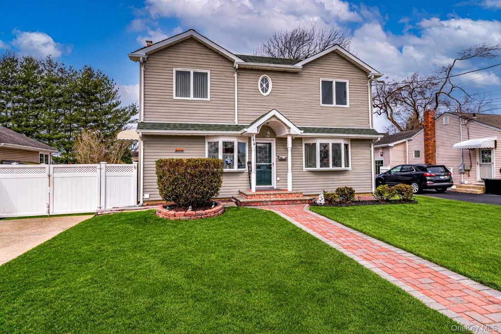 150 Park Lane, Massapequa, NY 11758