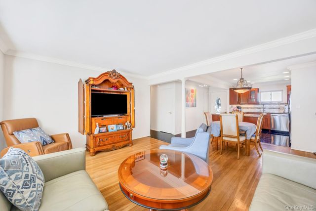 10 Layton Avenue, Hicksville, NY 11801