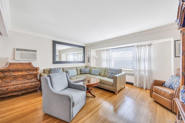 10 Layton Avenue, Hicksville, NY 11801