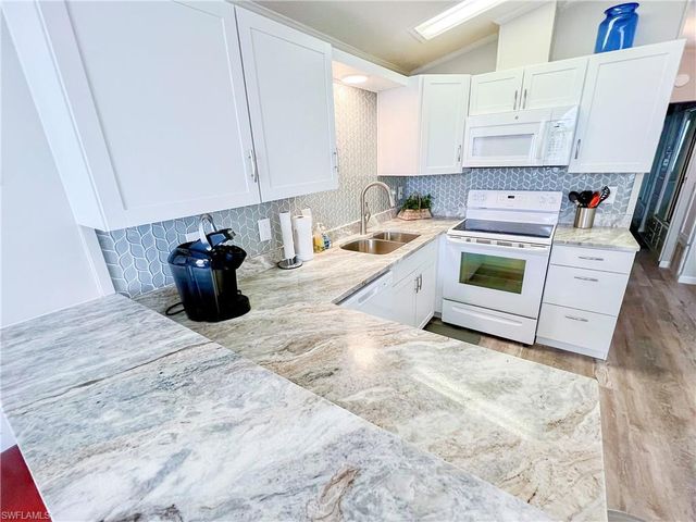 11019 Sunglow LN, Fort Myers, FL 33908