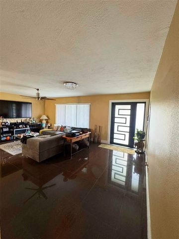 4701 NW 44th St, Tamarac, FL 33319