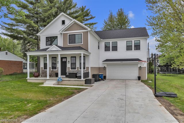 5264 Cooley Lake Road, Waterford Charter Township, MI 48327