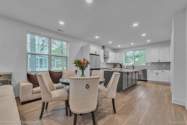 5264 Cooley Lake Road, Waterford Charter Township, MI 48327
