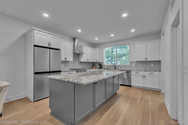 5264 Cooley Lake Road, Waterford Charter Township, MI 48327