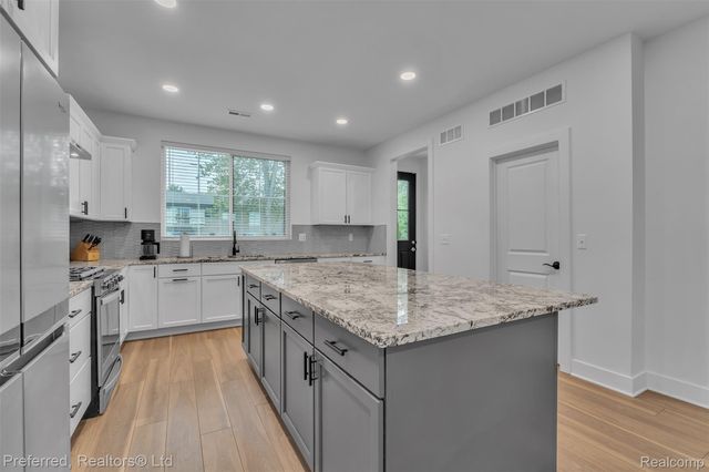 5264 Cooley Lake Road, Waterford Charter Township, MI 48327