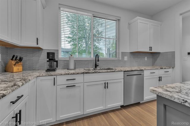 5264 Cooley Lake Road, Waterford Charter Township, MI 48327