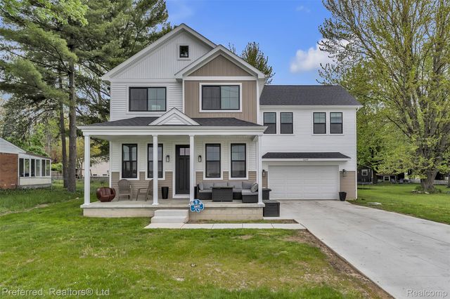 5264 Cooley Lake Road, Waterford Charter Township, MI 48327