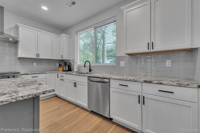 5264 Cooley Lake Road, Waterford Charter Township, MI 48327