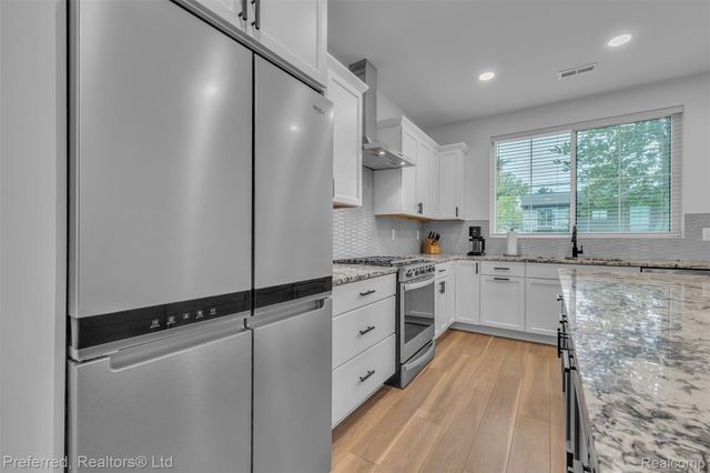 5264 Cooley Lake Road, Waterford Charter Township, MI 48327