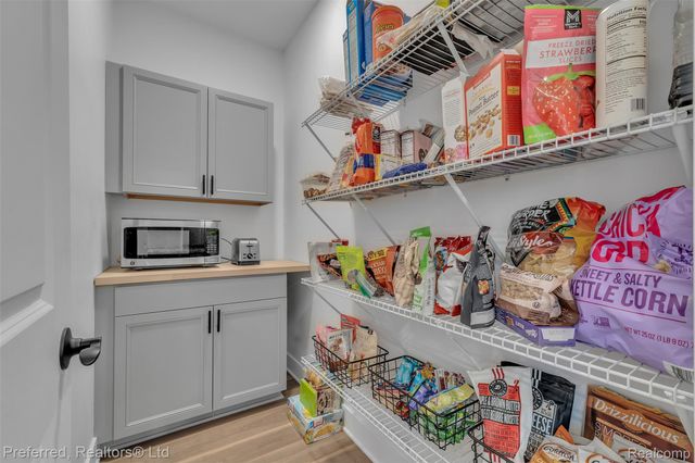 5264 Cooley Lake Road, Waterford Charter Township, MI 48327