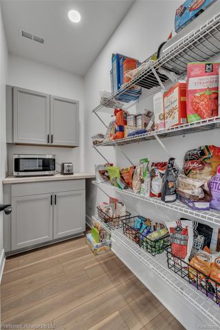 5264 Cooley Lake Road, Waterford Charter Township, MI 48327