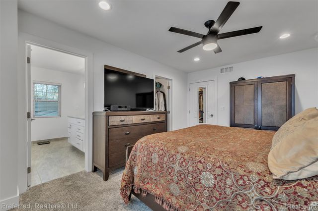 5264 Cooley Lake Road, Waterford Charter Township, MI 48327