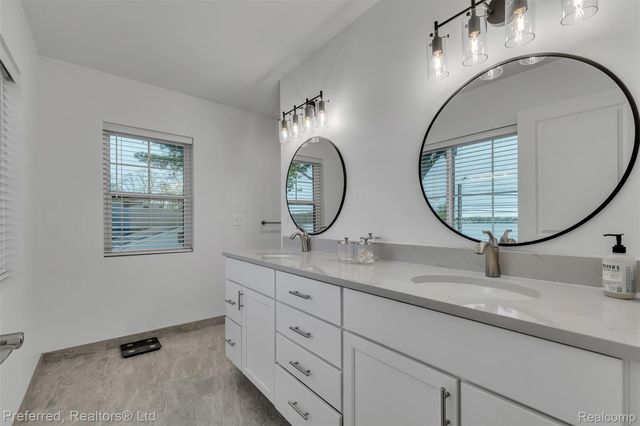 5264 Cooley Lake Road, Waterford Charter Township, MI 48327