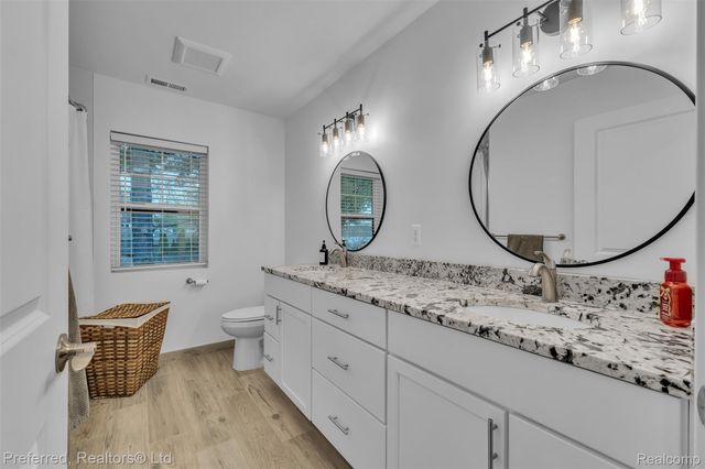 5264 Cooley Lake Road, Waterford Charter Township, MI 48327