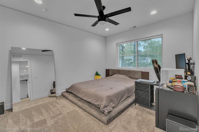 5264 Cooley Lake Road, Waterford Charter Township, MI 48327