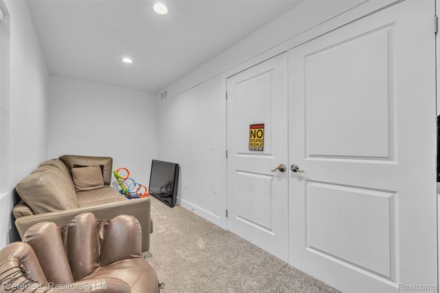 5264 Cooley Lake Road, Waterford Charter Township, MI 48327