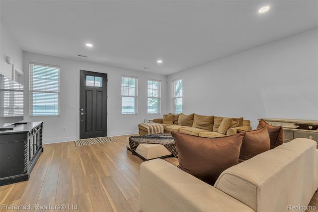 5264 Cooley Lake Road, Waterford Charter Township, MI 48327